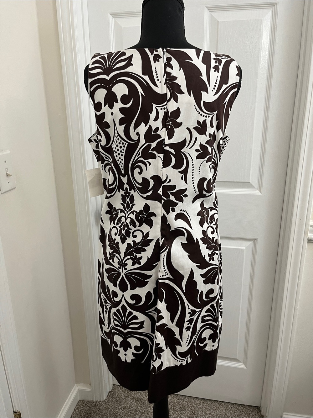 B. Smart White Midi Dress with Brown Baroque Print - Picture 4 of 5